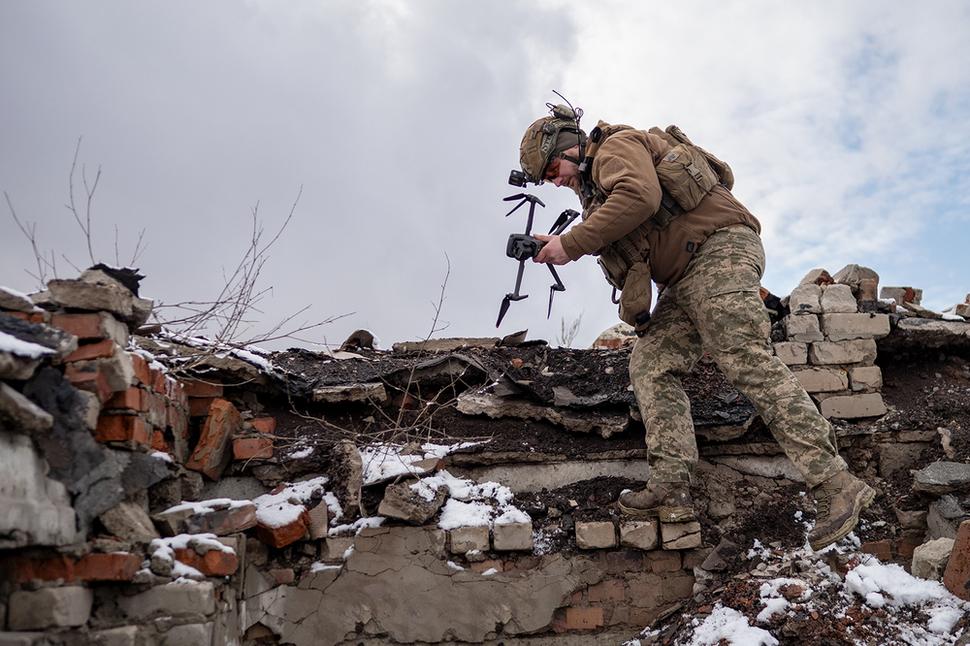 Ťocha zo 109. brigády nesie priekumný dron na pozíciu