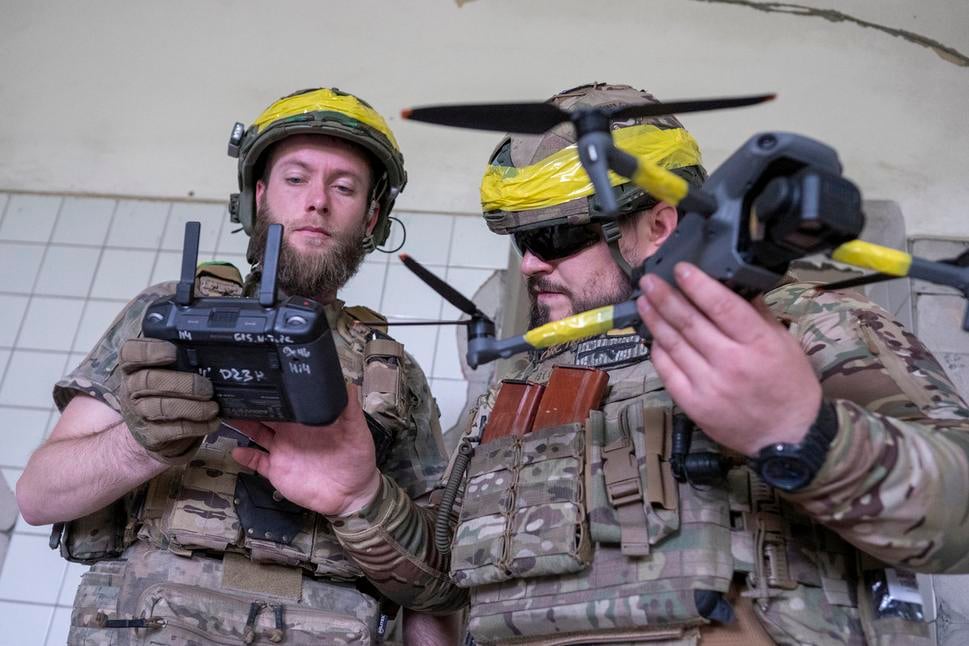 Dronisti zo 114. brigády chystajú prieskumný dron na štart