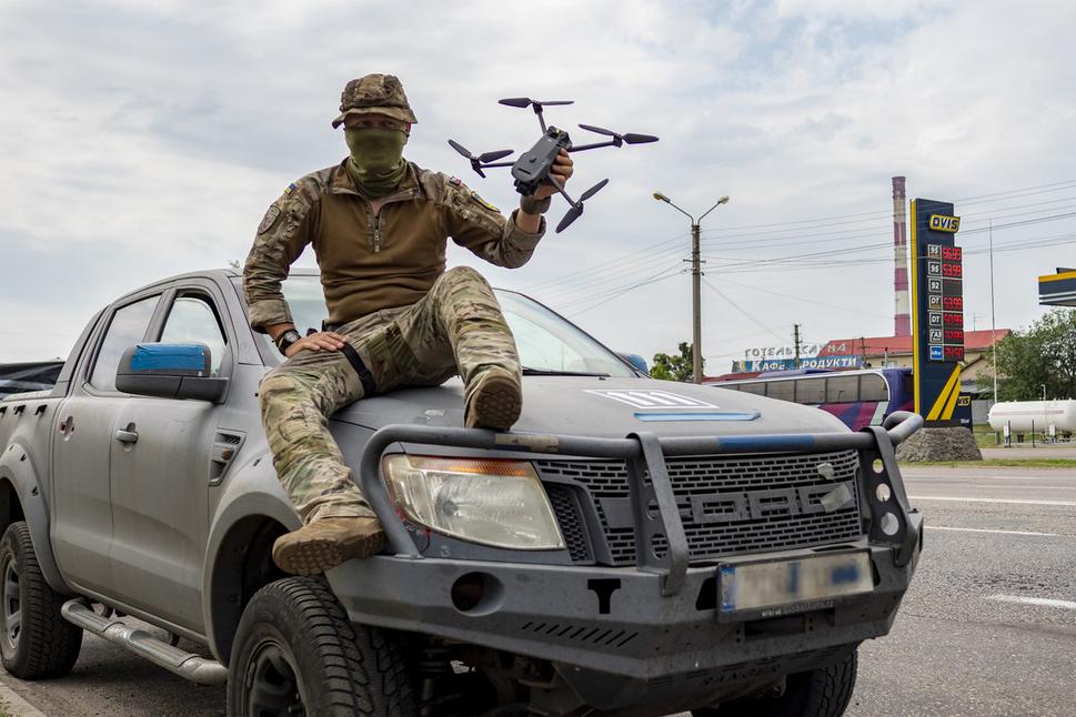 Olda s dronom Mavic 3T, ktorý sme im priniesli v júni