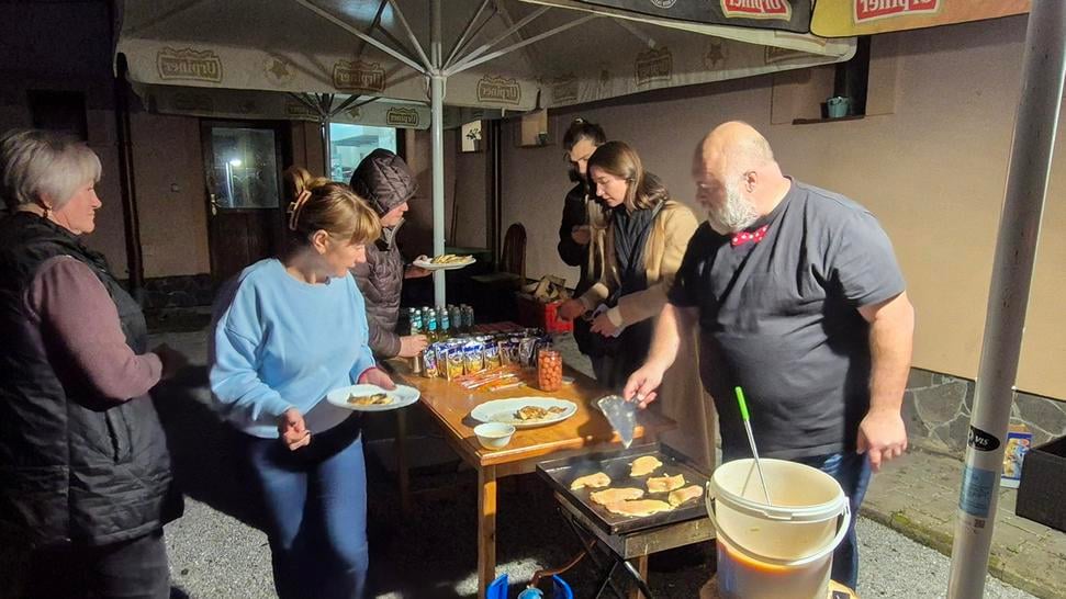 Jozef Hucman a jeho pomocníci nám pripravili chutnú večeru