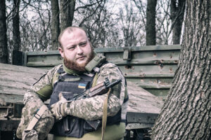 Nočný život v Chersone: prieskumné drony, záškodníci a neustále ostreľovanie