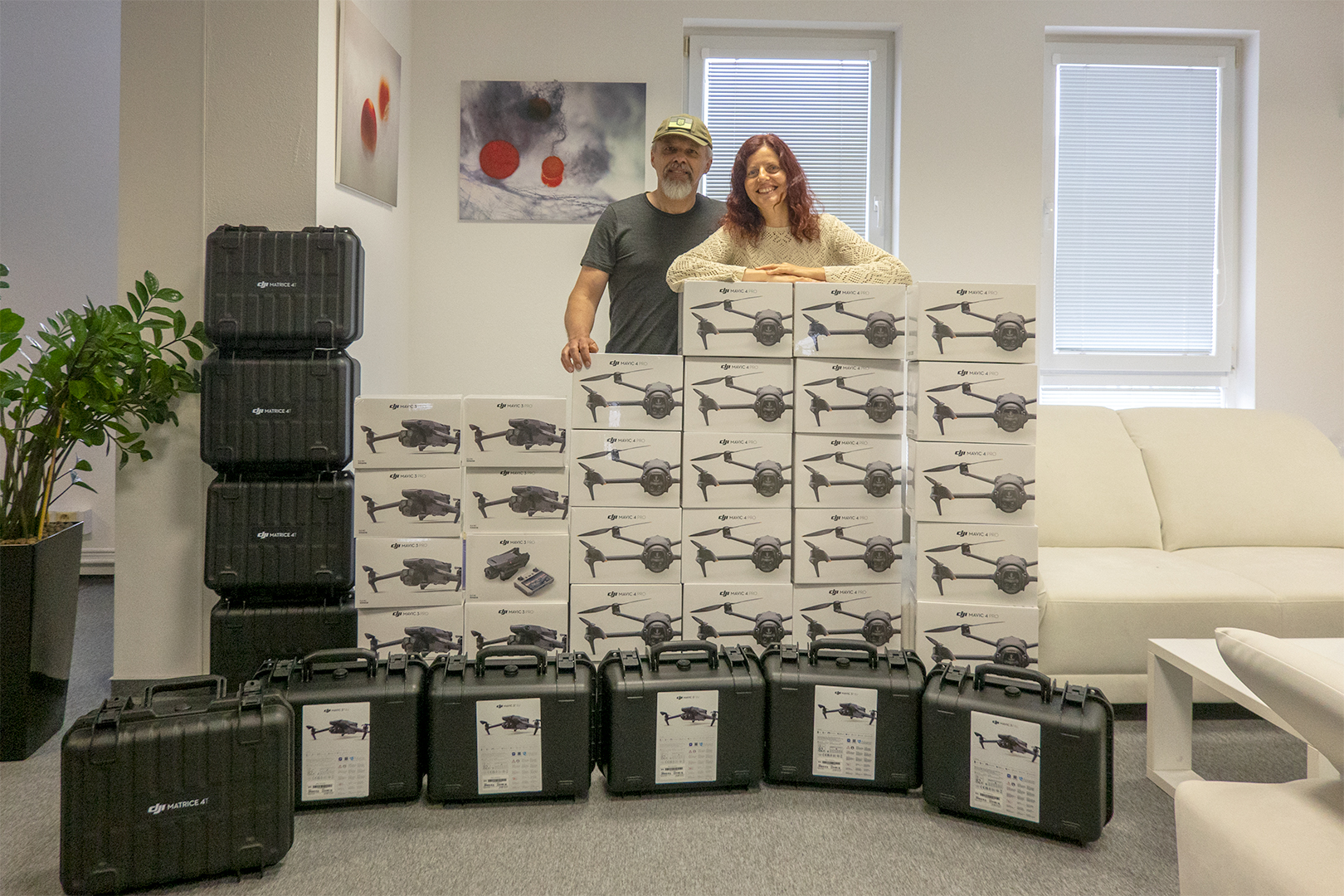 Fico a jeho banda si kupujú za naše peniaze haciendy, Slováci posielajú drony obrancom Ukrajiny