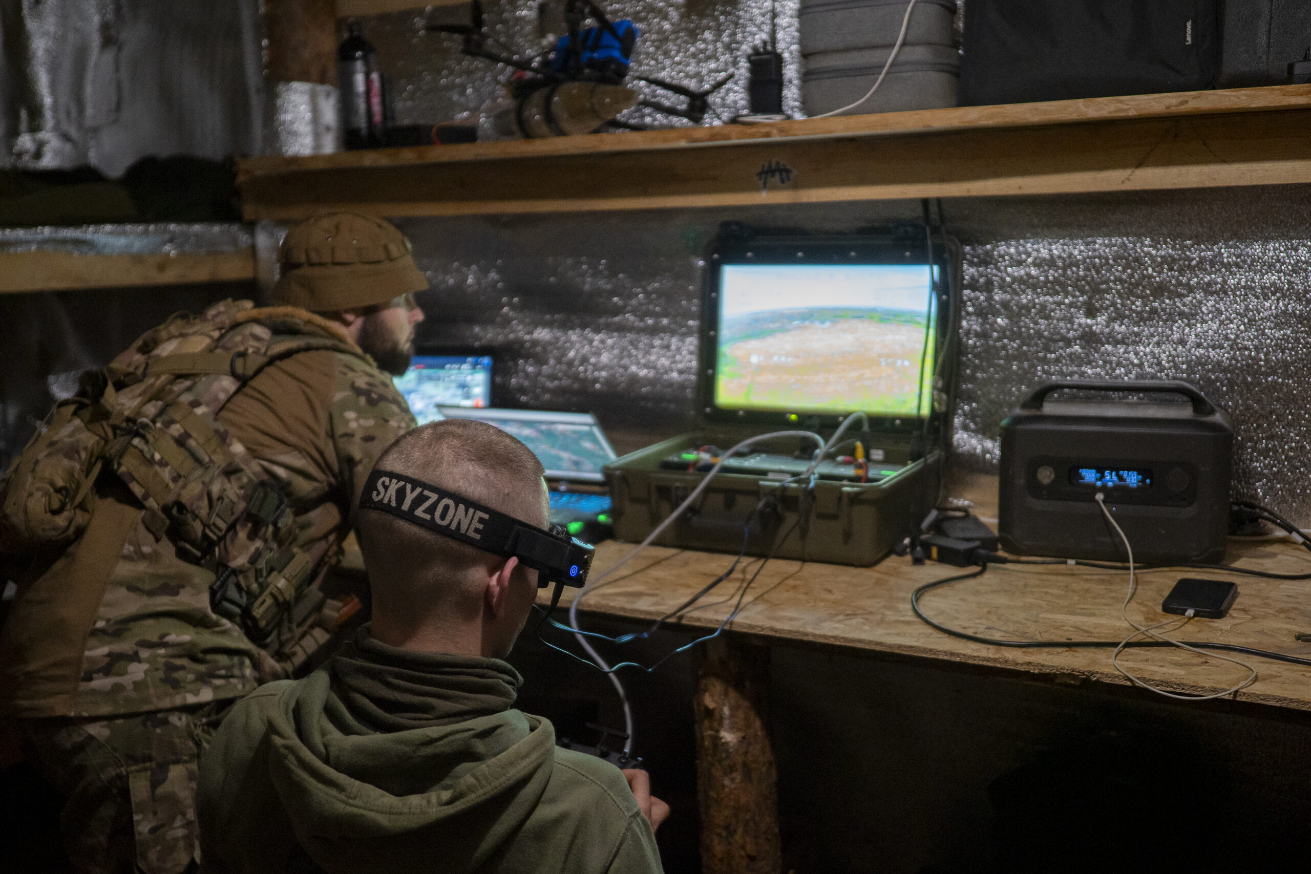 Majú dvadsaťštyri. Namiesto vysokej školy žijú v diere na fronte a eliminujú Rusov