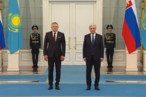 Fico sa nemusí učiť z Moskvy. Stačí sa pozrieť do Kazachstanu