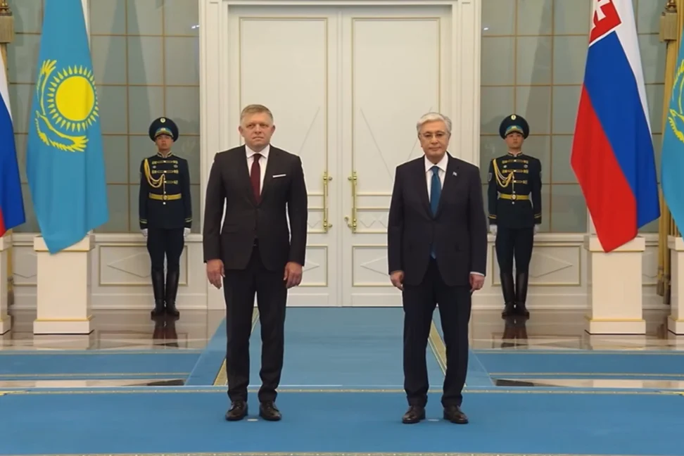 Fico sa nemusí učiť z Moskvy. Stačí sa pozrieť do Kazachstanu