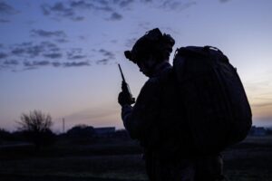 Má dvadsaťjeden. Kým dezoláti mudrujú o mieri, on ráno kráča do vojny