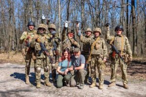 Dvadsaťroční dobrovoľníci aj mobilizovaní päťdesiatnici sa spoliehajú na drony zo Slovenska