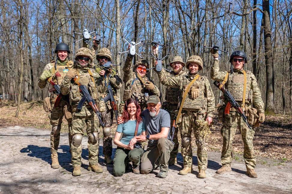 Dvadsaťroční dobrovoľníci aj mobilizovaní päťdesiatnici sa spoliehajú na drony zo Slovenska