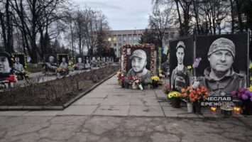 Fico počíta „straty“ z ruskej ropu, Ukrajina svojich mŕtvych