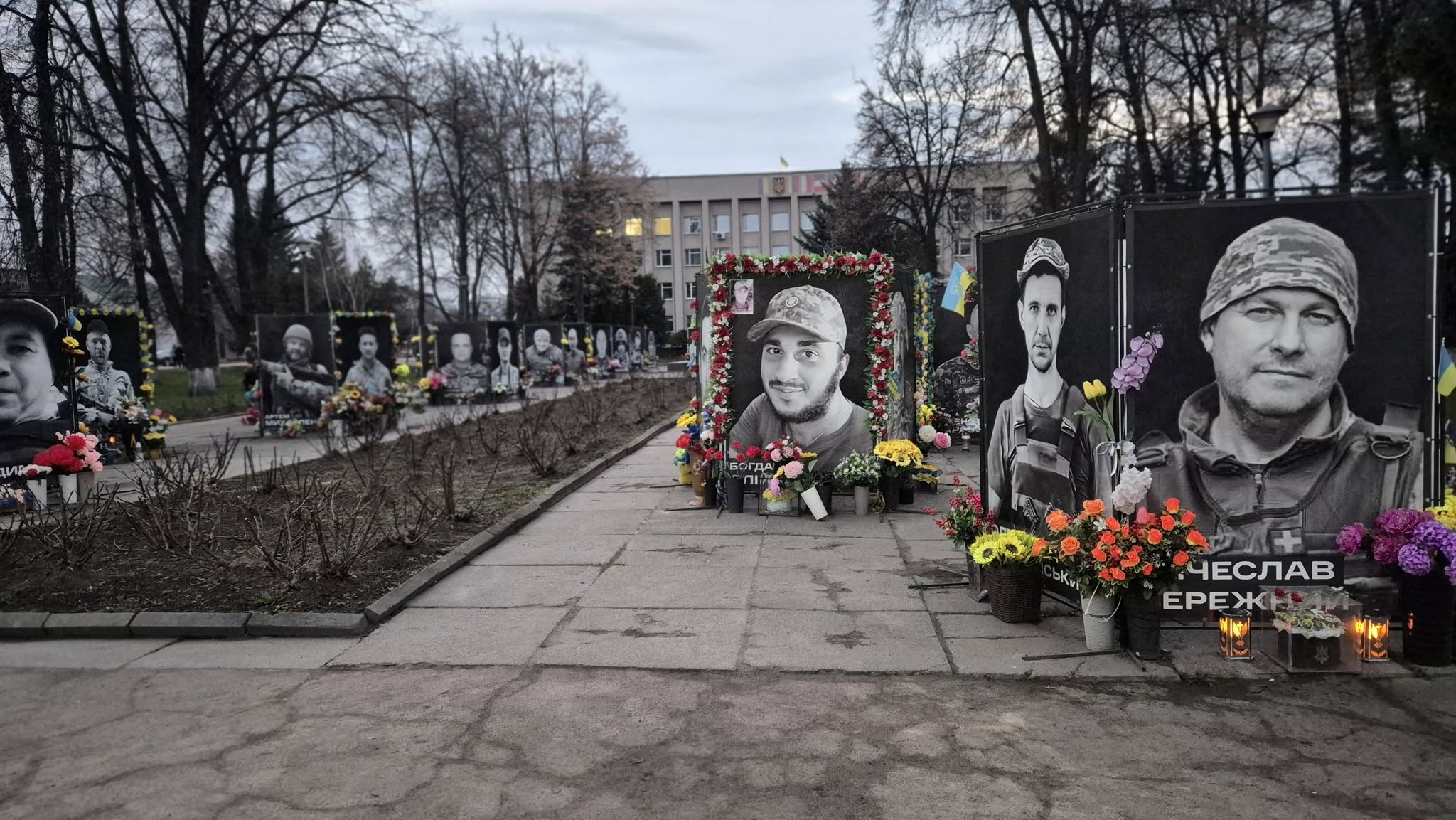 Fico počíta „straty“ z ruskej ropu, Ukrajina svojich mŕtvych